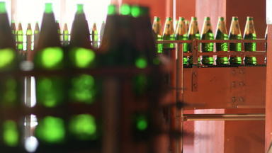 自动化生产行绿色玻璃瓶啤酒包装行工厂